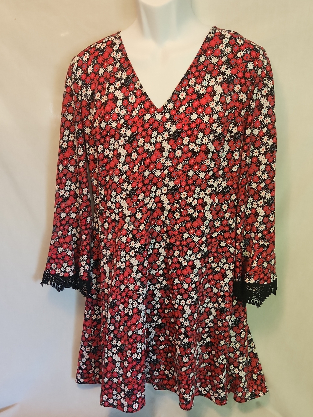 Women's Red Floral V-Neck Tunic Top with Lace Trim